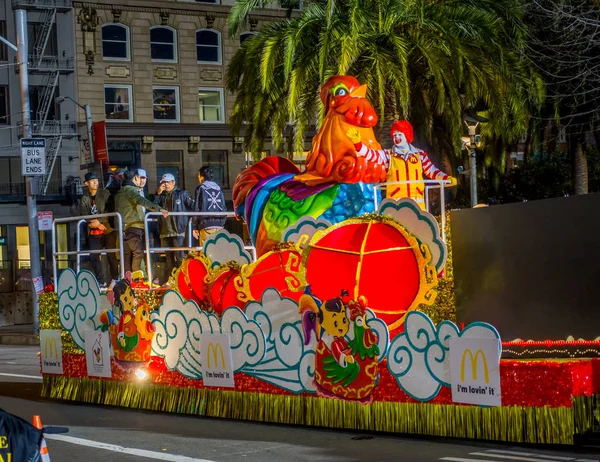 San Francisco, Kalifornie - 11 února 2017: Čínský Nový rok oslava parade v populární a barevné čtvrti Chinatown v San Franciscu. — Stock fotografie