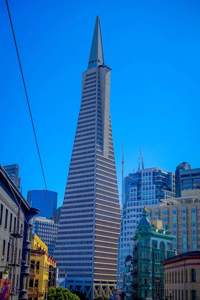 Hermosa vista turística del edificio de la Pirámide de Transamérica en la popular y cultural zona centro de San Francisco — Foto de Stock