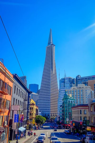 Mooie toeristische weergave van Transamerica Pyramid gebouw in de populaire en culturele centrum van San Francisco — Stockfoto