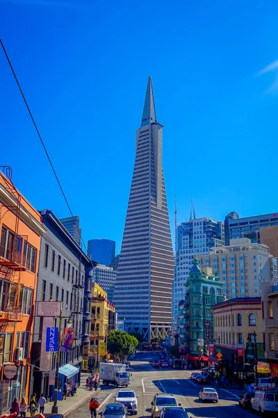San Francisco, Californië - 11 februari 2017: Mooie toeristische weergave van Transamerica Pyramid gebouw in de populaire en culturele centrum. — Stockfoto