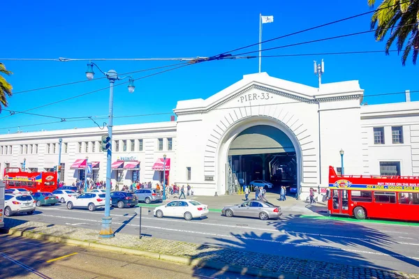 San Francisco, California - 11 febbraio 2017: Bella vista turistica del molo 33 nella popolare e culturale zona del centro . — Foto Stock