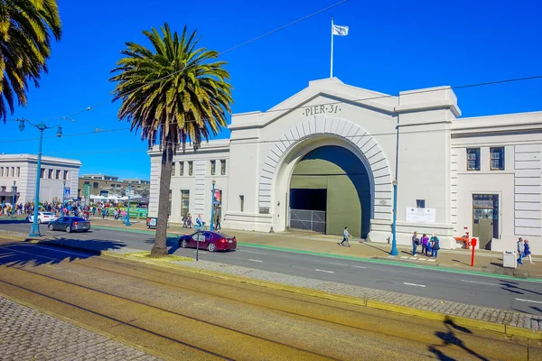 San Francisco, Kalifornia - 2017. február 11.: Turisztikai látványát Pier 31 a népszerű és kulturális központtól.. — Stock Fotó