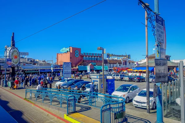 San Francisco, California - 11 de febrero de 2017: Hermosa vista turística del muelle 39 en el popular y cultural centro de la ciudad . — Foto de Stock