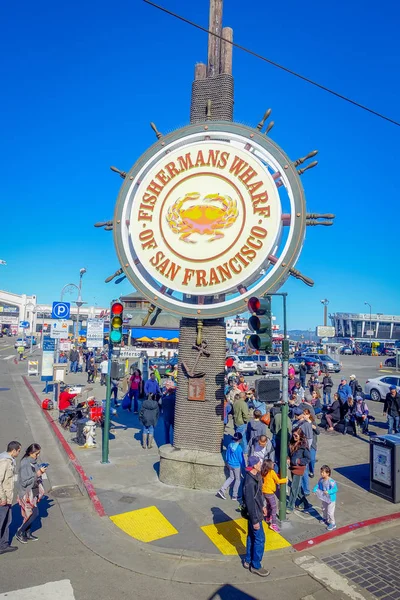 San Francisco, Kalifornien - 11 februari 2017: Vacker turistiska utsikt över de fishermans wharf i området populära piren bayside. — Stockfoto