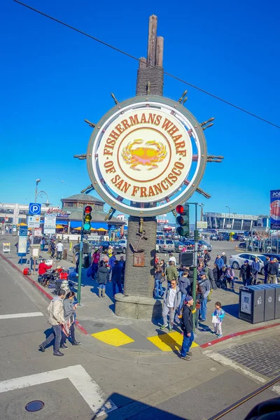 San Francisco, California - 11 de febrero de 2017: Hermosa vista turística del muelle de pescadores en la popular zona de la bahía del muelle . — Foto de Stock