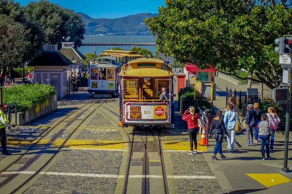 San Francisco, California - 11 de febrero de 2017: Icónico tranvía vintage antiguo en el centro de San Francisco . — Foto de Stock