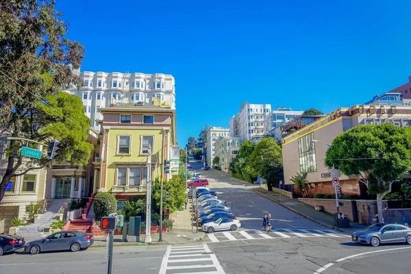 Schöne touristische Ansicht des ikonischen lombard street hill in der Innenstadt von San Francisco — Stockfoto