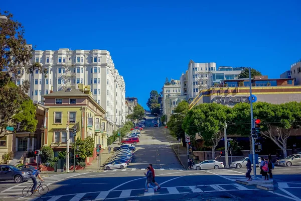 San Francisco, Kalifornia - 2017. február 11.: Turisztikai gyönyörű kilátással a legendás Lombard street hill, San Francisco belvárosában — Stock Fotó