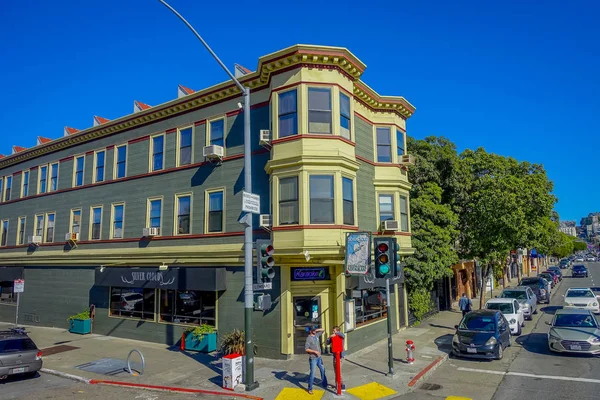 San Francisco, Kalifornia - 2017. február 11.: Turisztikai gyönyörű kilátással a legendás Lombard street hill, San Francisco belvárosában — Stock Fotó