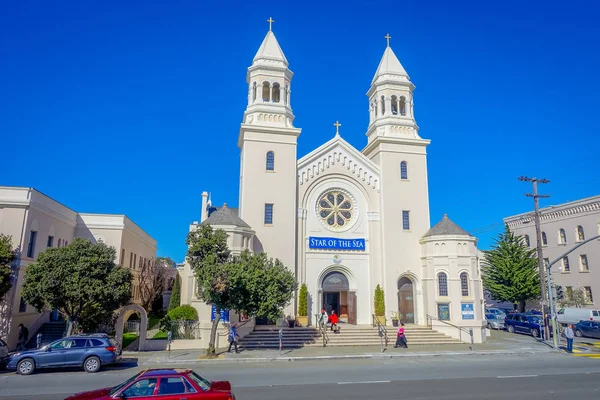 San Francisco, Californië - 11 februari 2017: Mooi shot van de ster van de zee-kerk in de binnenstad. — Stockfoto