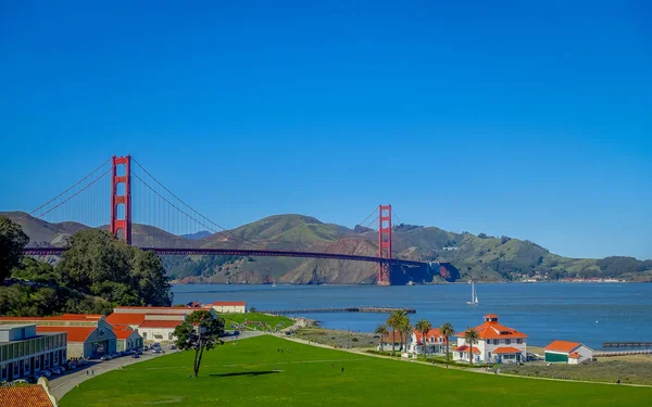 Gyönyörű turisztikai kilátás a Golden Gate híd, ikonikus építési mérföldkő a város San Francisco — Stock Fotó