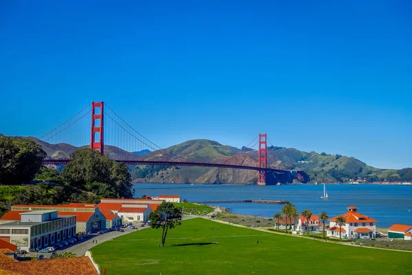 Vacker turistiska utsikt över Golden Gate-bron, ikoniska konstruktion landmärke i San Francisco city — Stockfoto