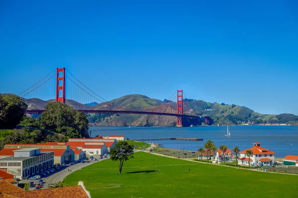 Toeristische uitzicht op Golden Gate Bridge, iconische bouw landmark in de stad San Francisco — Stockfoto