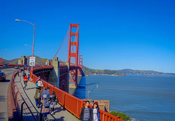 San Francisco, Kalifornien - 11 februari 2017: Vacker turistiska utsikt över Golden Gate-bron, ikoniska konstruktion landmärke i San Francisco city. — Stockfoto