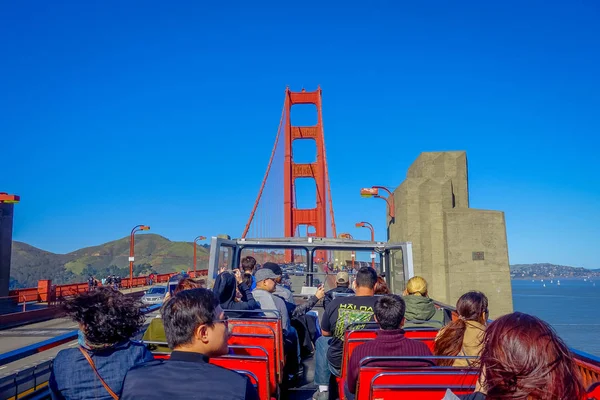 San Francisco, Kalifornia - 2017. február 11.: Gyönyörű turisztikai kilátás a Golden Gate híd, ikonikus építési mérföldkő a város San Francisco. — Stock Fotó