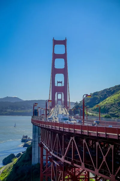 Сан-Франциско, Калифорния - 11 февраля 2017 года: туристический вид на мост Голден Гейт, культовую строительную достопримечательность в городе Сан-Франциско . — стоковое фото