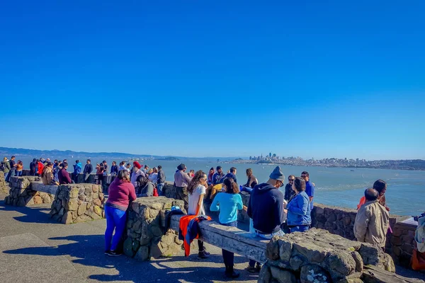 San Francisco, Californië - 11 februari 2017: Schilderachtig uitzicht op toeristen met uitzicht op San Francisco vanuit Noord Vista gezichtspunt. — Stockfoto