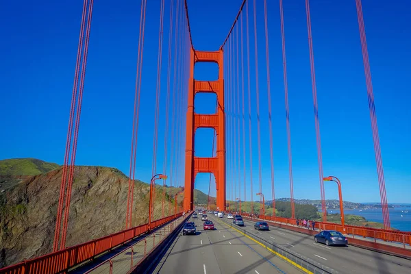 San Francisco, California - 11 de febrero de 2017: Hermosa vista turística del Puente Golden Gate, emblemático monumento de la construcción en la ciudad de San Francisco . — Foto de Stock