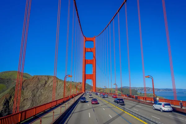 San Francisco, Kalifornia - 11 lutego 2017: Piękny widok turystyczne z Golden Gate Bridge, landmark słynnych budowy w mieście San Francisco. — Zdjęcie stockowe