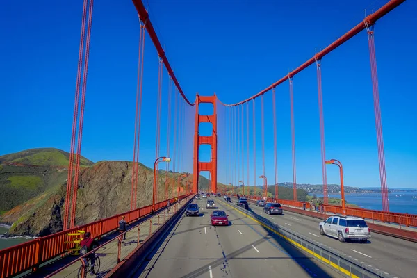 San Francisco, Kalifornie - 11 února 2017: Krásné turistické pohled Golden Gate Bridge, kultovní stavební památka ve městě San Francisco. — Stock fotografie