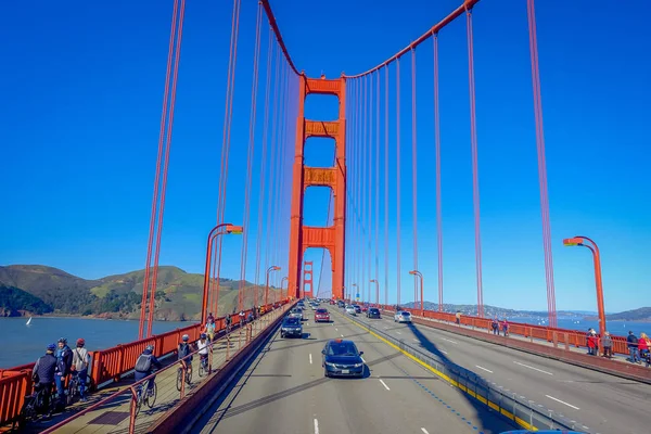 San Francisco, Kalifornie - 11 února 2017: Krásné turistické pohled Golden Gate Bridge, kultovní stavební památka ve městě San Francisco. — Stock fotografie