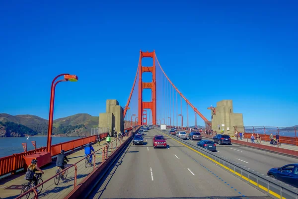 Сан-Франциско, Калифорния - 11 февраля 2017 года: туристический вид на мост Голден Гейт, культовую строительную достопримечательность в городе Сан-Франциско . — стоковое фото