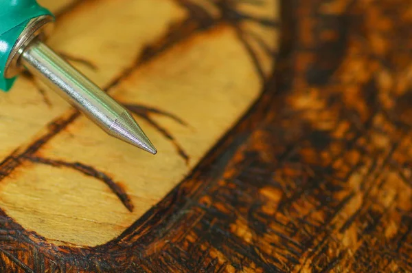 Pyrographiestift über verbranntem Holz — Stockfoto