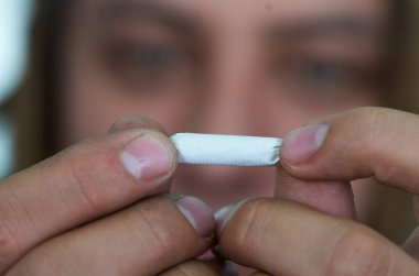Bunda, uyuşturucu bağımlılığı kavramı bakarak parmakları arasında küçük eklem tutmuyor oturan adam