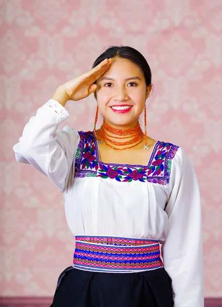 Ung kvinna bär traditionella andinska klänning, inför kameran gör teckenspråk ordet för adjö — Stockfoto