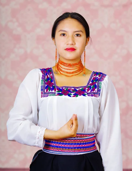 Ung kvinna bär traditionella andinska klänning, inför kameran gör teckenspråk ordet för bra dag — Stockfoto