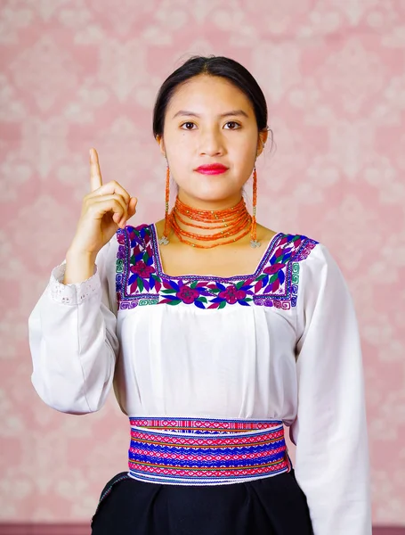 Jonge vrouw dragen traditionele Andes jurk, geconfronteerd met camera doen gebarentaal woord voor omhoog — Stockfoto