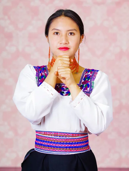 Mujer joven vistiendo vestido andino tradicional, frente a la cámara haciendo palabra de lenguaje de señas para buenas noches — Foto de Stock