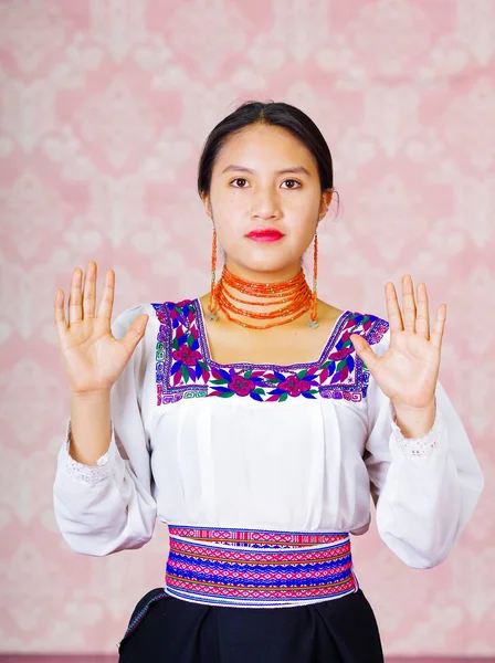 Jonge vrouw het dragen van de traditionele kleding van de Andes, geconfronteerd met camera doen gebarentaal woord voor goede nachtrust — Stockfoto