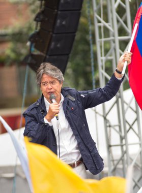 Quito, Ekvator - 26 Şubat 2017: Guillermo Kement, seçim kampanyası sırasında adresleme destekçileri ise Ekvador bayrak tutan Creo Suma İttifak'ın başkan adayı