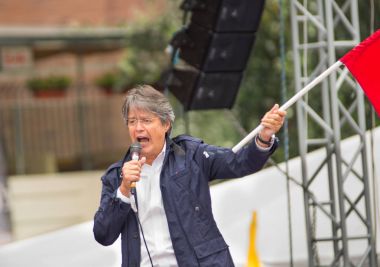 Quito, Ekvator - 26 Şubat 2017: Guillermo Kement, seçim kampanyası sırasında adresleme destekçileri ise Ekvador bayrak tutan Creo Suma İttifak'ın başkan adayı