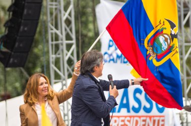 Quito, Ekvator - 26 Şubat 2017: Guillermo Kement, Creo Suma İttifak'ın karısı ile seçim kampanyası sırasında Başkan adayı