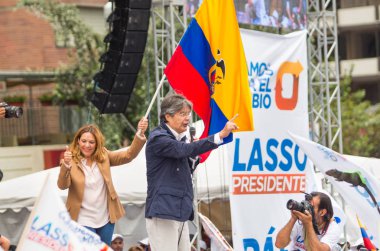 Quito, Ekvator - 26 Şubat 2017: Guillermo Kement, Creo Suma İttifak'ın karısı ile seçim kampanyası sırasında Başkan adayı