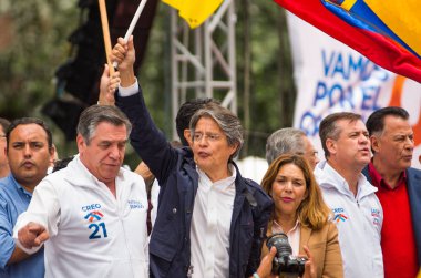 Quito, Ekvator - 26 Şubat 2017: Guillermo Kement, aday ile birlikte onun binom, Andres Paez seçim kampanyası sırasında Creo hareketi