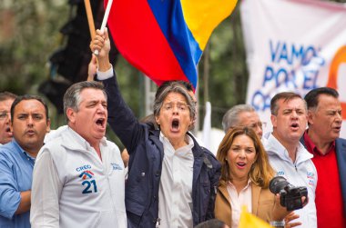 Quito, Ekvator - 26 Şubat 2017: Guillermo Kement, aday ile birlikte onun binom, Andres Paez seçim kampanyası sırasında Creo hareketi