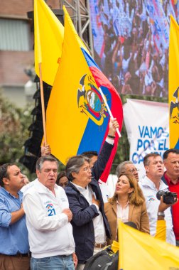 Quito, Ekvator - 26 Şubat 2017: Guillermo Kement, aday ile birlikte onun binom, Andres Paez seçim kampanyası sırasında Creo hareketi