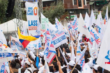 Quito, Ekvator - 26 Şubat 2017: holding bayrakları ve Guillermo Kement, onun seçim kampanyası Creo Suma İttifak'ın başkan adayı destekleme insignias destekçileri