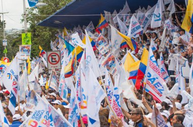 Quito, Ekvator - 26 Şubat 2017: holding bayrakları ve Guillermo Kement, onun seçim kampanyası Creo Suma İttifak'ın başkan adayı destekleme insignias destekçileri