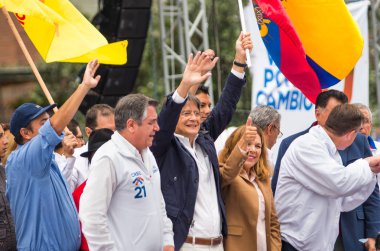 Quito, Ekvator - 26 Şubat 2017: Guillermo Kement, binom onun Andres Paez ile Creo Suma İttifak ikinci tur seçim için kampanya miting sırasında Başkan adayı