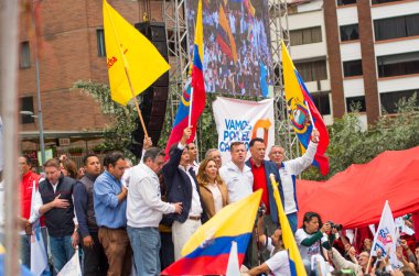 Quito, Ekvator - 26 Şubat 2017: Guillermo Kement, binom onun Andres Paez ile Creo Suma İttifak ikinci tur seçim için kampanya miting sırasında Başkan adayı