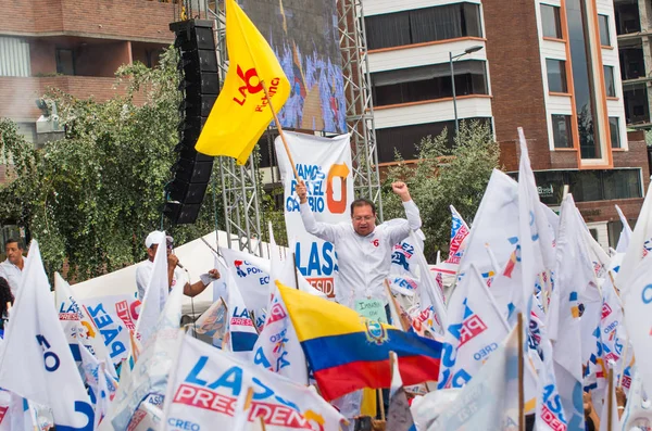 キト, エクアドル - 2017 年 3 月 26 日: 支持者フラグと徽章をギジェルモなげなわ、彼の選挙キャンペーンでクレオ須磨同盟の大統領候補を支持を保持しています。 — ストック写真