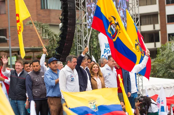 Quito, Ekwador - 26 marca 2017: Guillermo Lasso, kandydat na prezydenta Creo Suma Sojuszu z jego dwumianowy Paez Andres, podczas rajdu kampanii dla drugiej rundy wyborów — Zdjęcie stockowe