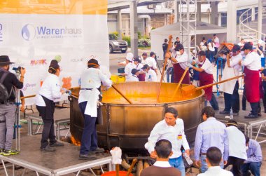 Quito, Ekvator - 5 Şubat 2017: nerede yaklaşık 250 gönüllüler birlikte var Locro Fest olay, en büyük locro 12 ağırlığında çorba hazırlamak için 760 sterlin ve bir Guinness dünya rekoru elde