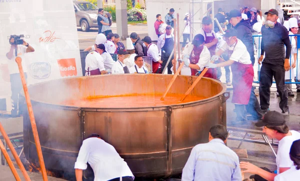Quito, Ecuador - 2017. március 5.: A legnagyobb hagyományos locro burgonya leves Locro fest, a Guinness World Record elérése érdekében szervezett esemény elkészítése — Stock Fotó