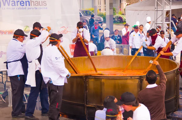 Quito, Ecuador - 5 marzo 2017: Preparazione della più grande zuppa tradizionale di patate locro a Locro Fest, un evento organizzato per raggiungere il Guinness dei primati — Foto Stock