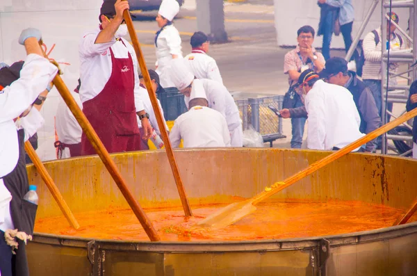 Quito, Équateur - 5 mars 2017 : Préparation de la plus grande soupe de pommes de terre locro traditionnelle au Locro Fest, un événement organisé pour atteindre un record du monde Guinness — Photo